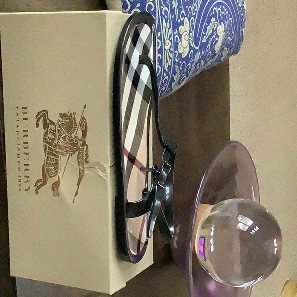 Burberry  thong sandals size (41) USA size 9